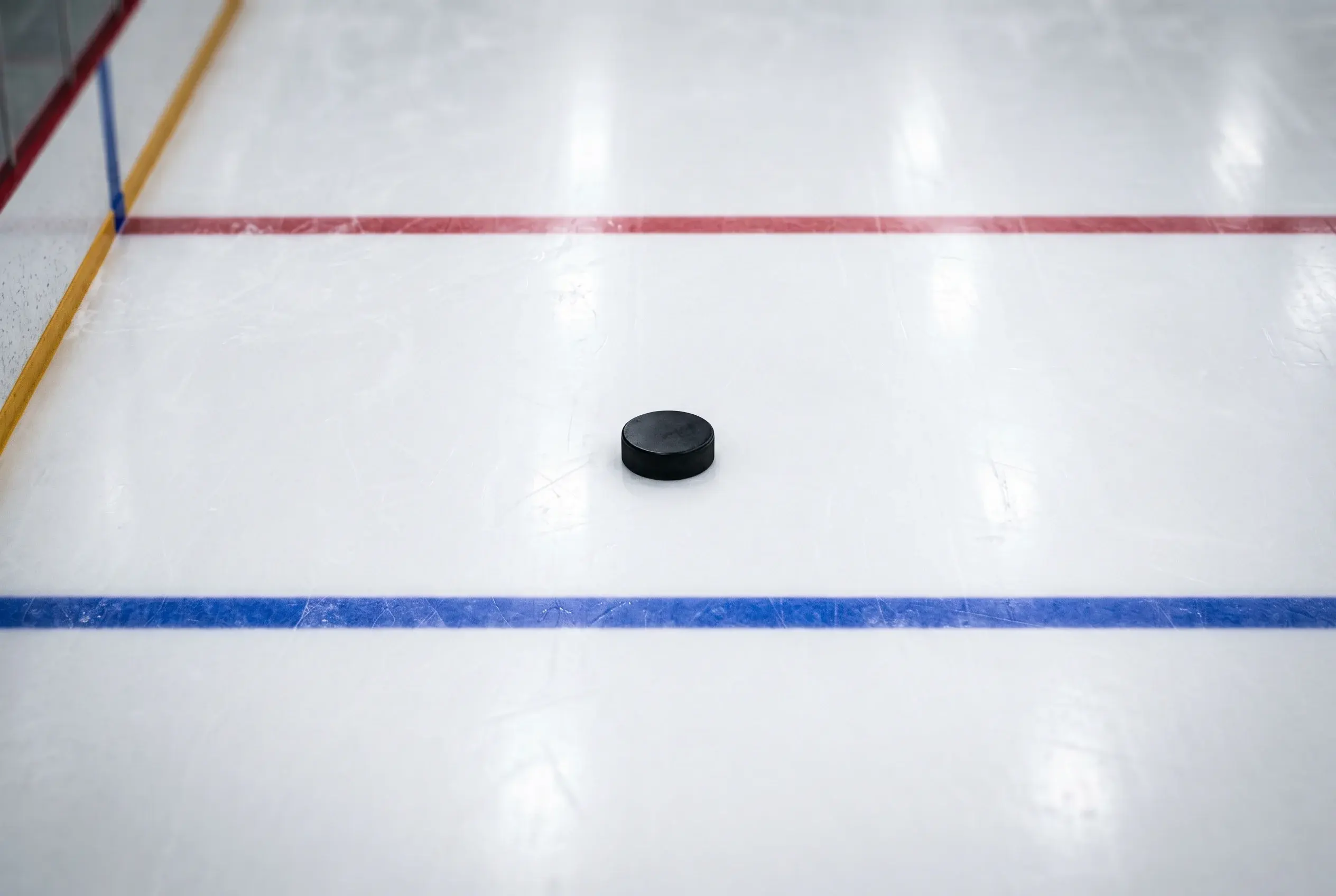 Explicación del puck line en apuestas de hockey NHL con ejemplos de hándicap